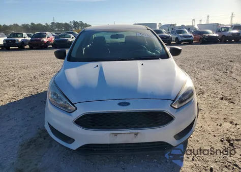 2018 Ford Focus S z USA, uszkodzony, nr VIN 1FADP3E2XJL246360